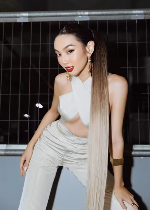 Người đối diện khó rời mắt khi Thùy Tiên để lộ chân ngực quyến rũ.