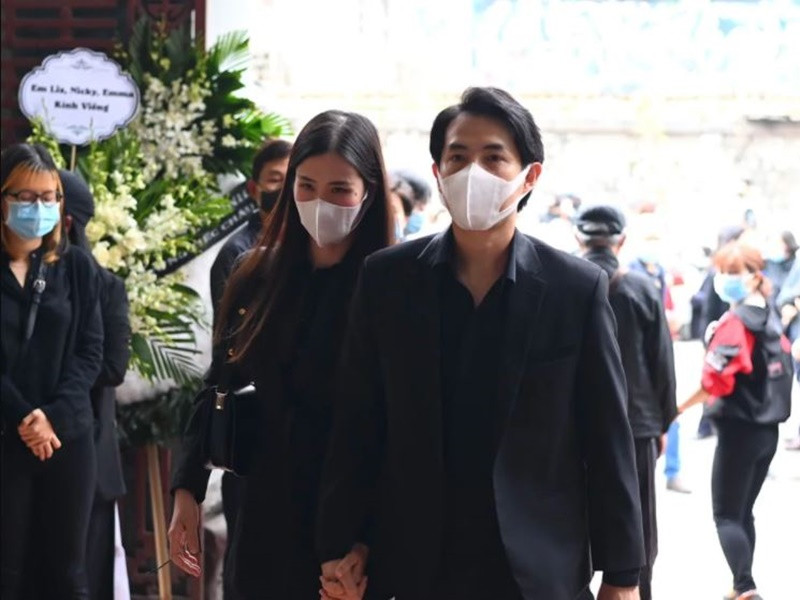 Vợ chồng Đông Nhi - Ông Cao Thắng đau buồn đến viếng đạo diễn Vũ Ngọc Phượng. Ảnh: Zing