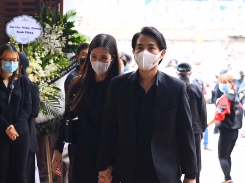Vợ chồng Đông Nhi - Ông Cao Thắng đau buồn đến viếng đạo diễn Vũ Ngọc Phượng. Ảnh: Zing