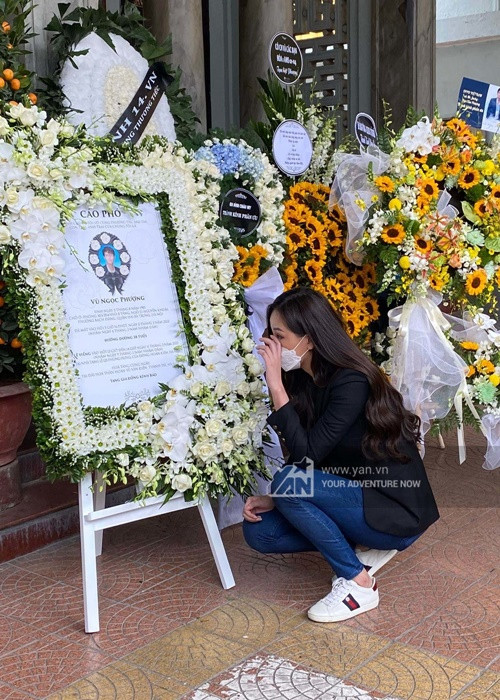 Mai Phương Thúy rơi nước mắt trước di ảnh của đạo diễn "Vẽ đường cho yêu chạy". Ảnh: Yan