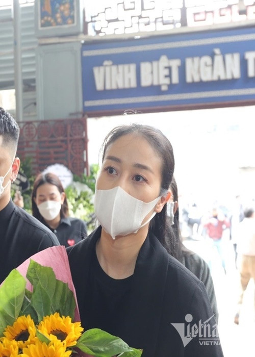 MC Phí Linh mang hoa hướng dương đến viếng đạo diễn Vũ Ngọc Phượng. Ảnh: Vietnamnet