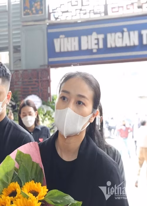 MC Phí Linh mang hoa hướng dương đến viếng đạo diễn Vũ Ngọc Phượng. Ảnh: Vietnamnet