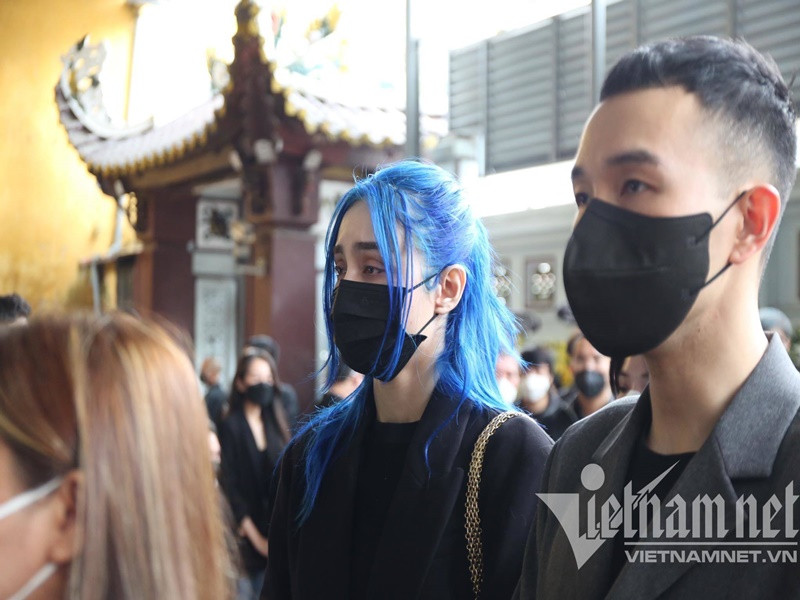 Nữ ca sĩ Mlee lặng người trong đám tang. Ảnh: Vietnamnet