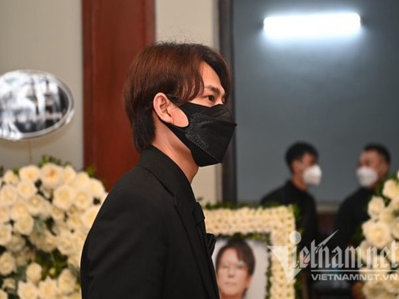 Ca sĩ Isaac hỗ trợ gia đình tổ chức tang lễ đạo diễn Vũ Ngọc Phượng. Ảnh: Vietnamnet