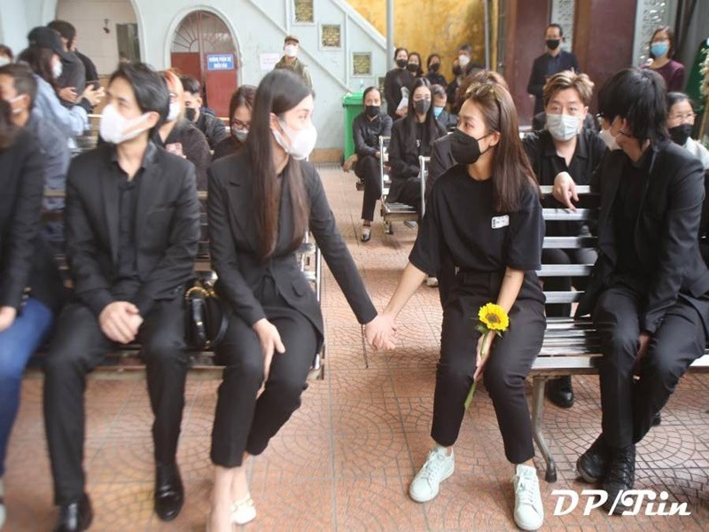 Đông Nhi nắm tay an ủi Khả Ngân. Ảnh:Tiin