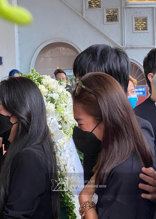 Khả Ngân bật khóc trong tang lễ đạo diễn Vũ Ngọc Phượng. Ngày Vũ Ngọc Phượng qua đời, Khả Ngân đau xót viết: "Em thương anh. Em nhớ anh". Ảnh: Yan