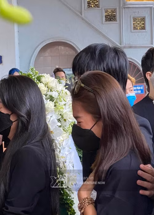 Khả Ngân bật khóc trong tang lễ đạo diễn Vũ Ngọc Phượng. Ngày Vũ Ngọc Phượng qua đời, Khả Ngân đau xót viết: "Em thương anh. Em nhớ anh". Ảnh: Yan