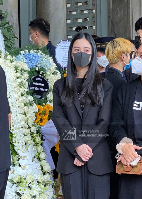 Jun Vũ khóc đỏ mắt khi đến viếng đạo diễn Vũ Ngọc Phượng. "Không có anh sẽ không thể nào có được em của ngày hôm nay. Em thương anh nhiều lắm. Anh ra đi bình an nhé anh ơi", cô tiếc thương đàn anh. Ảnh: Yan