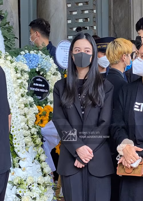 Jun Vũ khóc đỏ mắt khi đến viếng đạo diễn Vũ Ngọc Phượng. "Không có anh sẽ không thể nào có được em của ngày hôm nay. Em thương anh nhiều lắm. Anh ra đi bình an nhé anh ơi", cô tiếc thương đàn anh. Ảnh: Yan