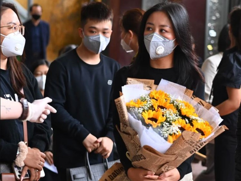 Văn Mai Hương chia sẻ khi đến viếng đạo diễn "Anh trai yêu quái": "Anh Phượng ơi! Anh thấy không, ai cũng thương anh hết. Anh thích tụ tập đông người thì hôm nay là anh vui lắm rồi nhé! Mọi người tới với anh đông lắm! Anh Phượng đi nhé! Bọn em sẽ sống thật tốt, thật đàng hoàng, tử tế và thật yêu thương nhau! Bọn em sẽ mãi nhớ về anh. Còn nữa, bọn em sẽ thay anh chăm sóc Isaac và không để Isaac cô đơn". Ảnh: Zing