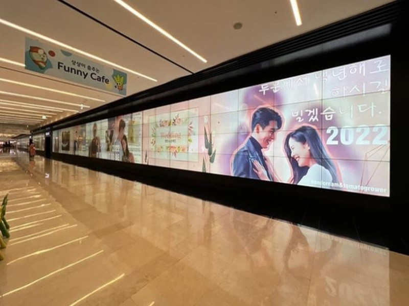 Trước thềm đám cưới của Hyun Bin - Son Ye Jin, fan của hai ngôi có nhiều chiến dịch chúc mừng cặp đôi như biến chuỗi màn hình đèn LED tại trung tâm thương mại thành hình ảnh cặp đôi. Ảnh: Dân Trí