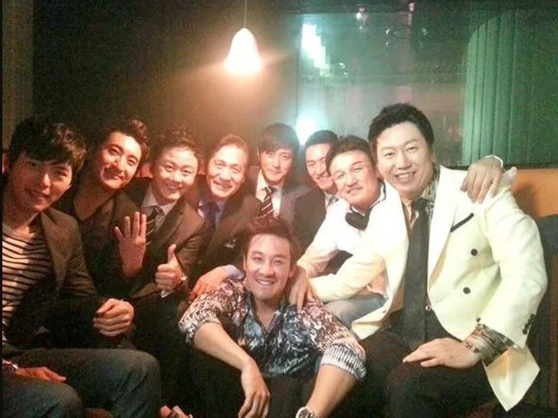 Người hâm mộ cho rằng Hyun Bin sẽ mời các đồng nghiệp thân thiết như Lee Byung Hun, Joo Jin Mo, Kim Soo Ro, Han Jae Suk. Ảnh: Saostar