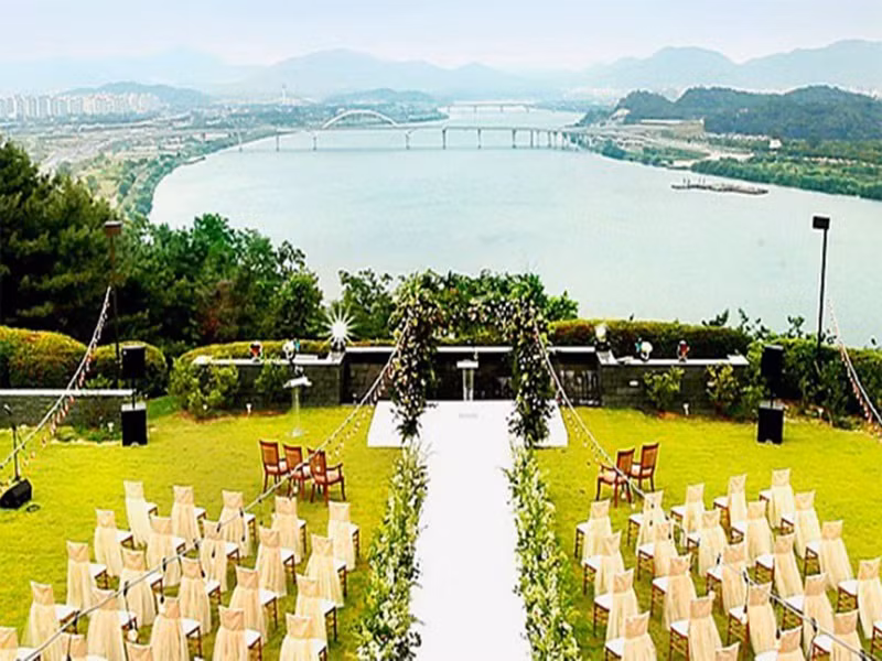 Theo YTN Star, Hyun Bin - Son Ye Jin sẽ tổ chức lễ cưới vào đúng 11h ngày 31/3 tại khu biệt thự ngoài trời Aston House thuộc Sheraton Grand Walkerhill. Giờ này khác biệt so với các đám cưới của sao Hàn trước đây thường diễn ra vào tối cuối tuần. Ngoài ra, cặp sao "Hạ cánh nơi anh" có kế hoạch chiêu đãi khách mời cả ngày dài. Ảnh: VTV