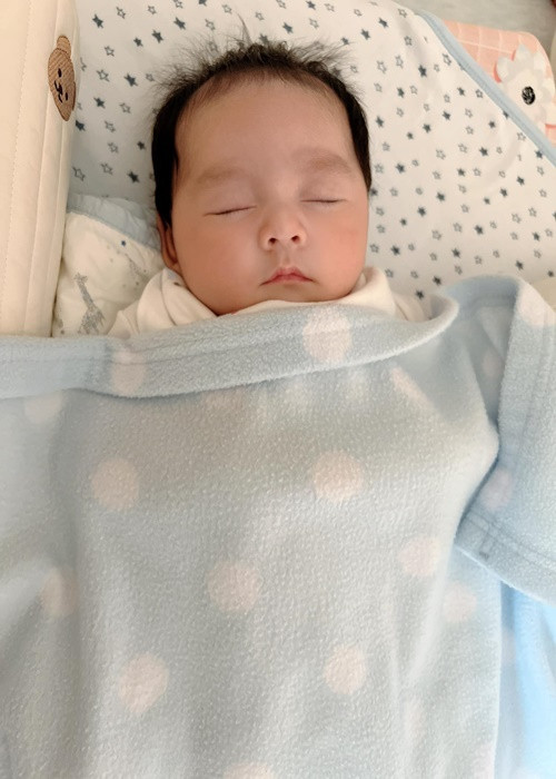 Thừa hưởng nhiều nét đẹp của bố mẹ, bé Gia Khang được nhiều người dự đoán trở thành hot boy nhí trong tương lai.