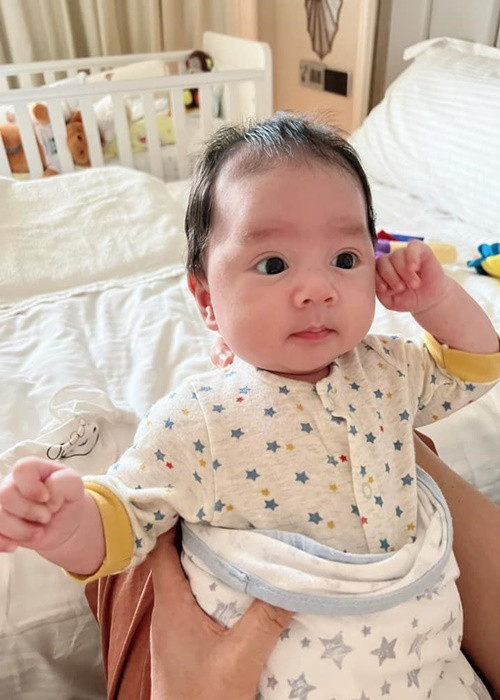 "Bố mẹ cháu chân thành cảm ơn tình cảm yêu thương của các bác, cô chú đã dành cho cháu, cùng giúp cháu tạo phước lành. Số tiền này cháu Gia Khang xin nhờ quỹ Hiểu về trái tim sử dụng để giúp đỡ trẻ bị tim bẩm sinh và các mảnh đời bất hạnh khác", Thùy Chang chia sẻ.