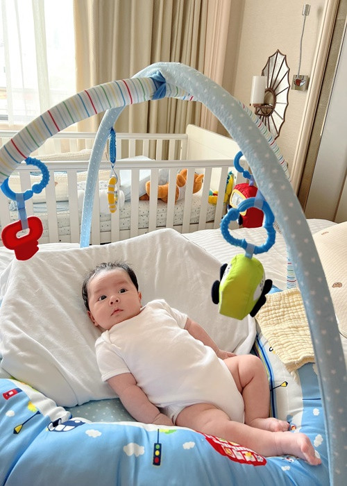 Cặp đôi không chọn giấu mặt con như nhiều sao Việt.