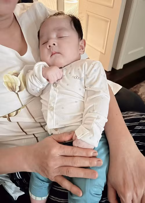 Bé Gia Khang sở hữu nước da trắng hồng.