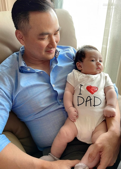 Bé Gia Khang là “trái ngọt” tình yêu của Chi Bảo và Lý Thùy Chang. Cậu nhóc chào đời vào ngày 1/1/2022, có tên tiếng Anh là Zorba.