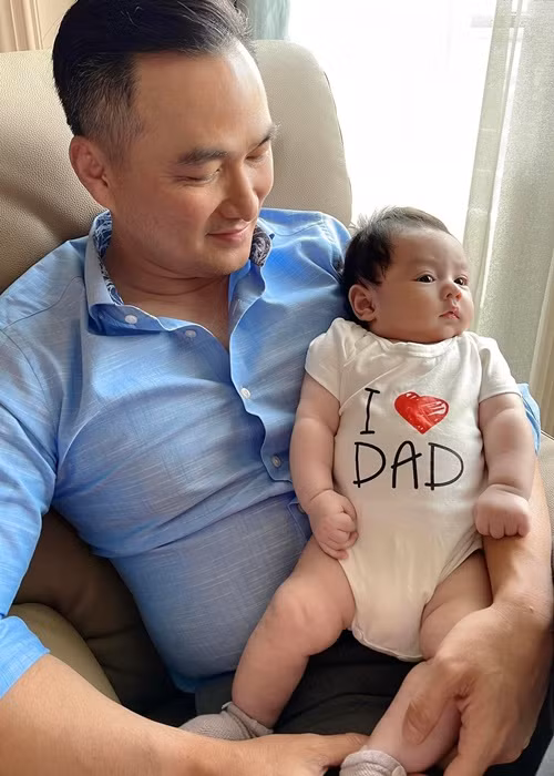 Bé Gia Khang là “trái ngọt” tình yêu của Chi Bảo và Lý Thùy Chang. Cậu nhóc chào đời vào ngày 1/1/2022, có tên tiếng Anh là Zorba.