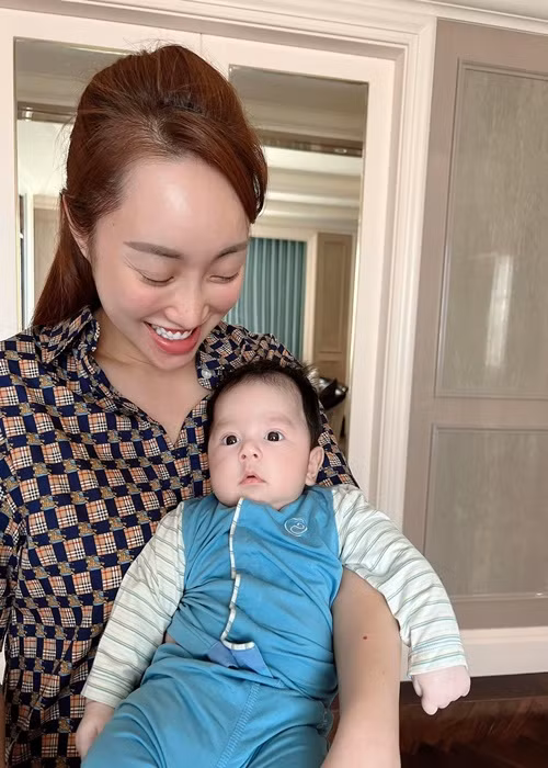 Doanh nhân Thùy Chang trở lại công việc từ khi con trai tròn 1 tháng tuổi.