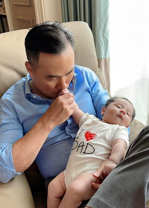 Quý tử nhà Chi Bảo có gương mặt đáng yêu với đôi mắt to tròn, mũi cao, miệng chúm chím.