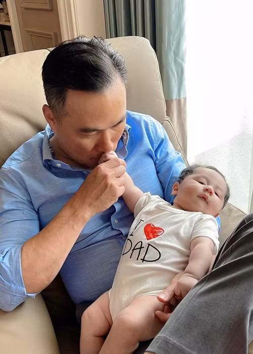 Quý tử nhà Chi Bảo có gương mặt đáng yêu với đôi mắt to tròn, mũi cao, miệng chúm chím.