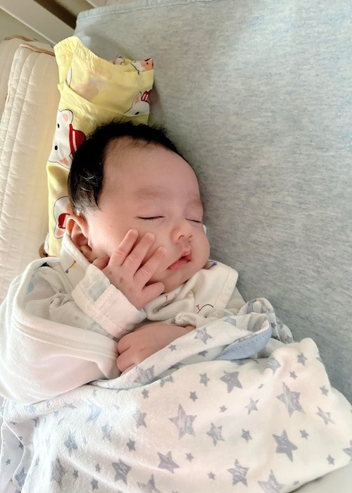 Dịp đầy tháng con trai, vợ chồng Chi Bảo tổ chức tiệc mừng. Cả hai từ chối các nhận quà bằng tiền mặt, thay vì đó, chọn kết nối mọi người với quỹ "Hiểu về trái tim".