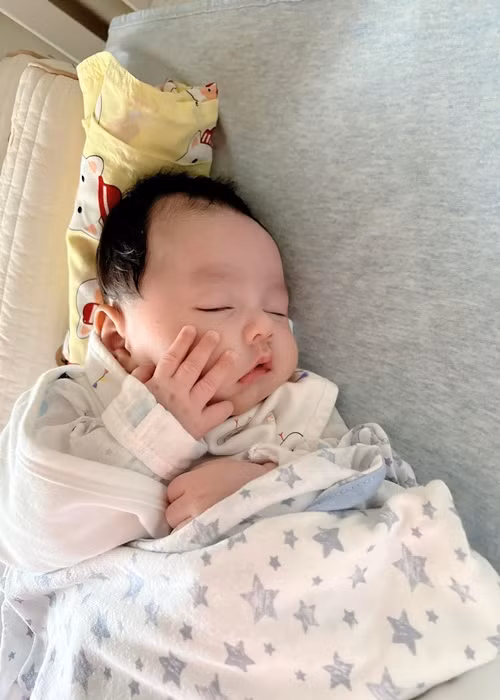 Dịp đầy tháng con trai, vợ chồng Chi Bảo tổ chức tiệc mừng. Cả hai từ chối các nhận quà bằng tiền mặt, thay vì đó, chọn kết nối mọi người với quỹ "Hiểu về trái tim".