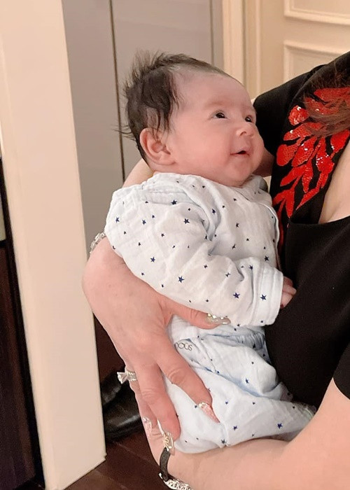 Vợ chồng Chi Bảo thường xuyên đăng tải hình ảnh con trai.