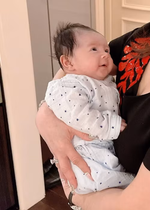 Vợ chồng Chi Bảo thường xuyên đăng tải hình ảnh con trai.