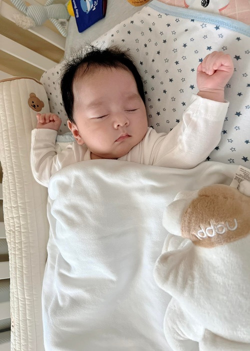 Ngắm con trai của Chi Bảo và Thùy Chang say sưa ngủ, nhiều người cảm thấy bình yên.