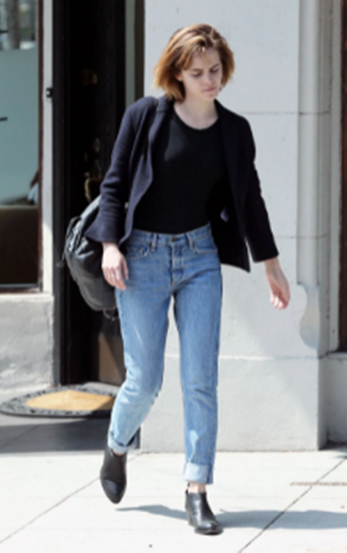 Áo thun đen + quần jeans xanh trông rất hài hòa, và đem đến cho người diện vẻ cá tính, xen lẫn sự trẻ trung, bụi bặm. Để giữ ấm khi trời chuyển lạnh, chị em chỉ cần khoác ngoài một chiếc áo dạ, đi boots như Emma Watson là quá ổn.