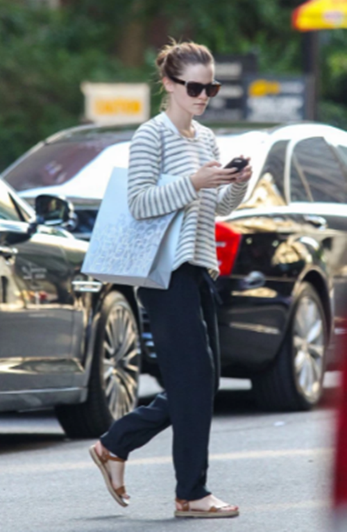 Xuất hiện trên phố, Emma Watson luôn chọn những bộ trang phục thoải mái mà sành điệu, chẳng hạn như outfit gồm áo thun mỏng, họa tiết kẻ ngang kết hợp với quần dáng thụng, đi sandal đơn giản.