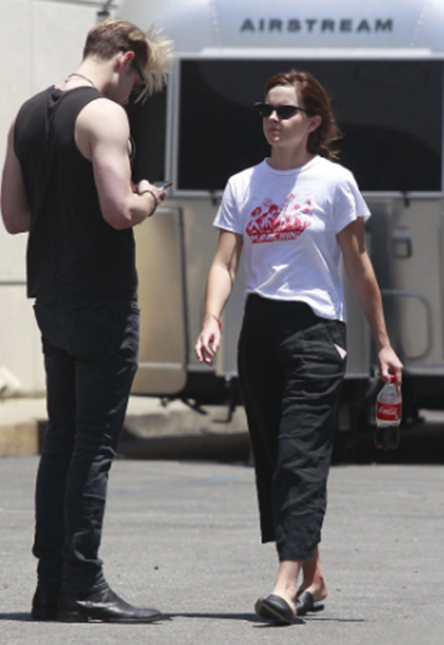 Áo thun trắng và quần kaki là combo hoàn hảo cho mùa hè. Sự xuất hiện của đôi mule có tác dụng tôn dáng tốt. Cách ăn diện vô cùng đơn giản nhưng hiệu quả thanh lịch và cá tính chẳng hề thua kém bất kỳ món đồ nào. Combo này còn có tính ứng dụng cao.