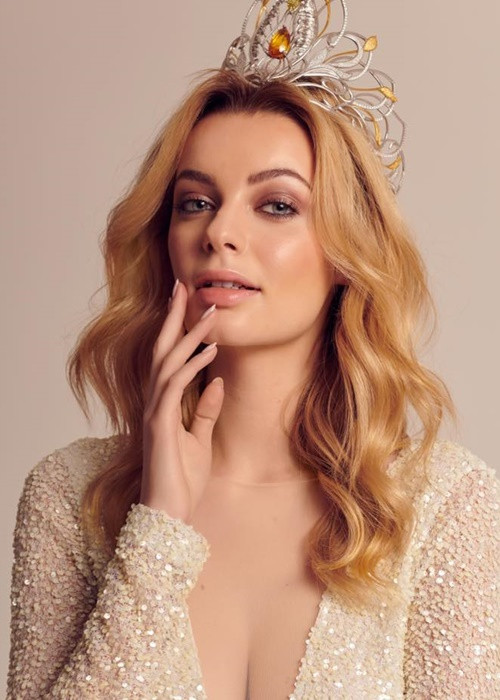 Mỹ nhân đến từ Ba Lan khéo khoe vòng một căng đầy với váy cổ chữ V. Ảnh: Miss World Poland