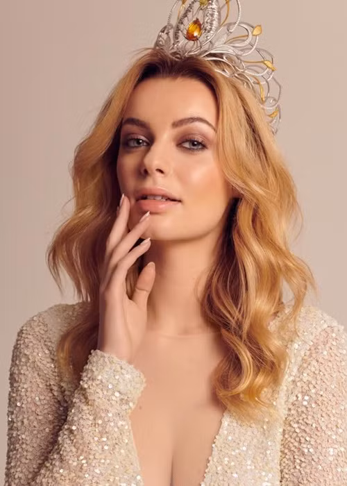 Mỹ nhân đến từ Ba Lan khéo khoe vòng một căng đầy với váy cổ chữ V. Ảnh: Miss World Poland