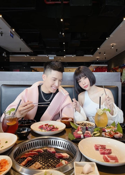 Về mối quan hệ với LyLy, trai đẹp Anh Tú từng khẳng định cả hai chỉ là bạn thân. Hot boy bước ra từ cuộc thi The Voice cho hay: "Ví dụ mình không nhận, trong tương lai lỡ hai đứa yêu nhau thì mọi người lại bảo nói xạo. Nhưng nếu mình nhận, mọi người sẽ bảo yêu nhau giả dối, đi hình ảnh chung. Tôi thấy vấn đề có yêu nhau hay không thì để tương lai. Còn bây giờ chúng tôi vẫn là bạn thân".