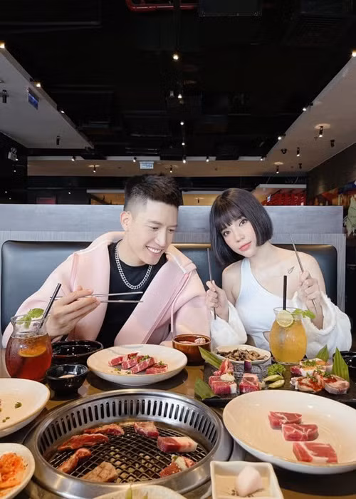 Về mối quan hệ với LyLy, trai đẹp Anh Tú từng khẳng định cả hai chỉ là bạn thân. Hot boy bước ra từ cuộc thi The Voice cho hay: "Ví dụ mình không nhận, trong tương lai lỡ hai đứa yêu nhau thì mọi người lại bảo nói xạo. Nhưng nếu mình nhận, mọi người sẽ bảo yêu nhau giả dối, đi hình ảnh chung. Tôi thấy vấn đề có yêu nhau hay không thì để tương lai. Còn bây giờ chúng tôi vẫn là bạn thân".