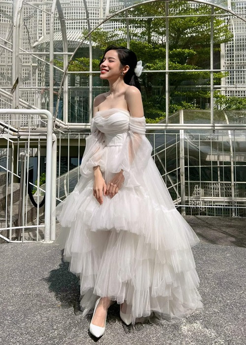 LyLy là tác giả của loạt ca khúc đình đám như "24h", "Anh nhà ở đâu thế", "Đen đá không đường".