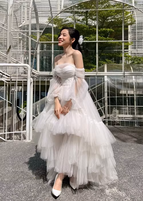 LyLy là tác giả của loạt ca khúc đình đám như "24h", "Anh nhà ở đâu thế", "Đen đá không đường".