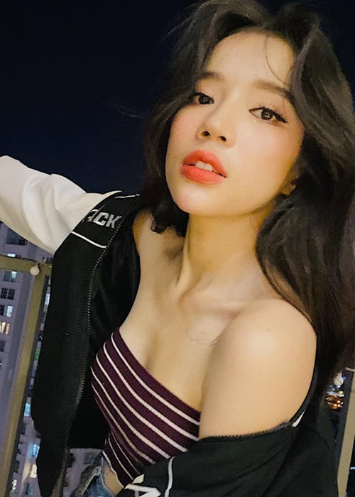 Mỗi lần ăn mặc gợi cảm, LyLy khiến người đối diện khó rời mắt.