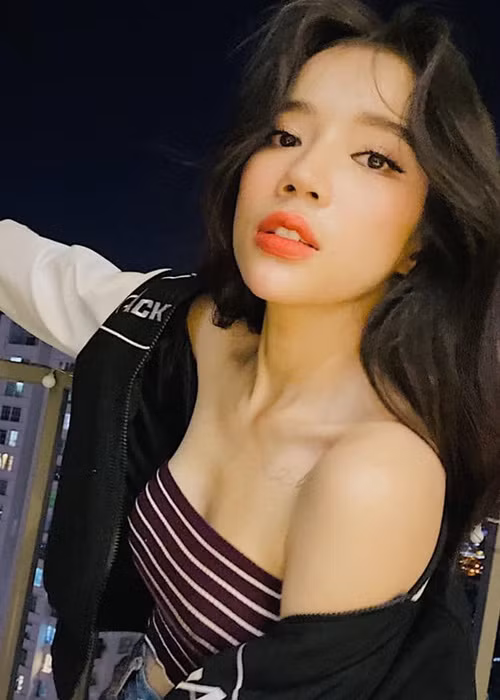 Mỗi lần ăn mặc gợi cảm, LyLy khiến người đối diện khó rời mắt.