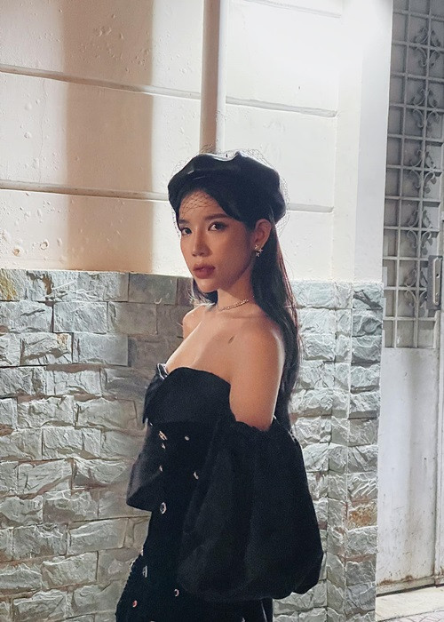 LyLy khoe vẻ gợi cảm với váy áo trễ vai.