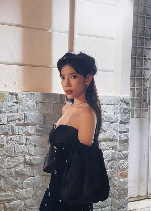 LyLy khoe vẻ gợi cảm với váy áo trễ vai.