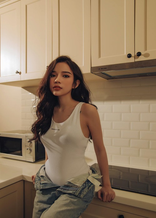 Cô vừa là ca sĩ vừa sáng tác nhạc.