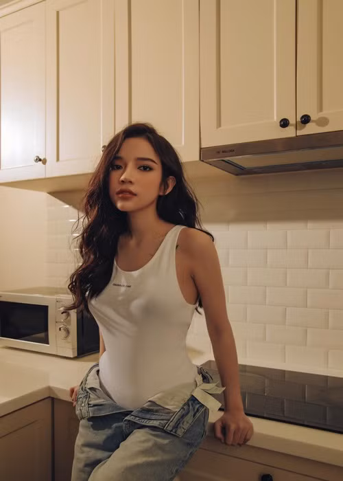 Cô vừa là ca sĩ vừa sáng tác nhạc.