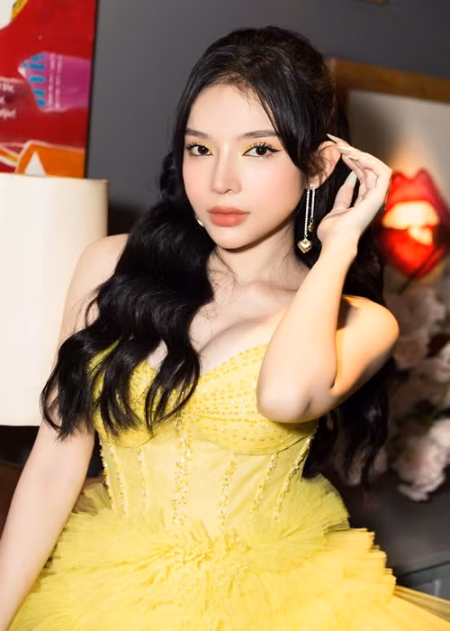 LyLy trở nên nổi tiếng khi ra mắt ca khúc “24h” kết hợp cùng Magazine năm 2018.