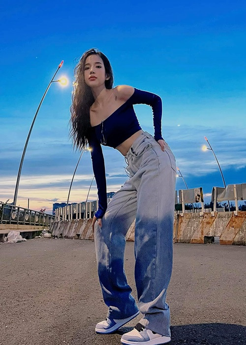 Nữ ca sĩ ăn mặc cá tính nhưng không kém phần quyến rũ.