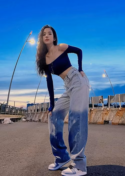 Nữ ca sĩ ăn mặc cá tính nhưng không kém phần quyến rũ.