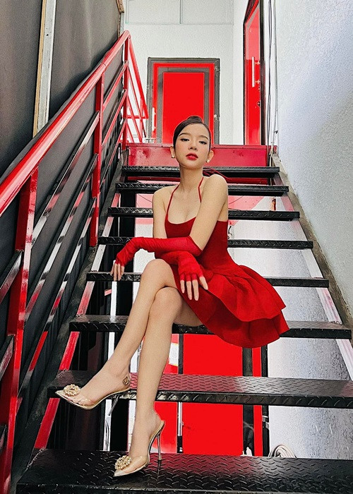 Trước khi nổi tiếng nhờ ca khúc “24h”, nữ ca sĩ 9X từng tham gia chương trình "Sing my song" mùa 2 và là thành viên của đội HLV Đức Trí. Tuy nhiên, lúc đó, LyLy vẫn chưa để lại ấn tượng trong mắt khán giả.